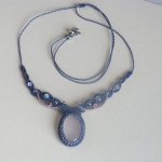 Collana in micro-macramè blu/grigio con quarzo rosa 